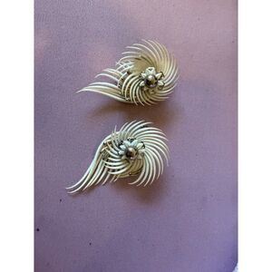 vintage  "Pinwheel" clip-on earring